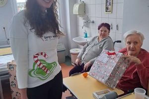 Kobieta z prezentem w szpitalu.