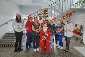 Zespół pracowników w strojach świątecznych.