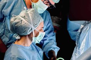 Zespół medyczny podczas operacji.