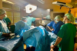 Zespół chirurgiczny w trakcie operacji.