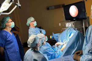 Zespół chirurgiczny podczas operacji.