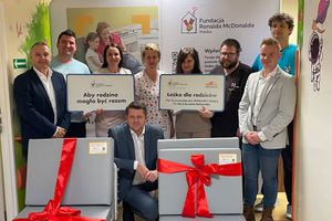 Darowizna dla Fundacji, grupa ludzi trzymająca tablice.