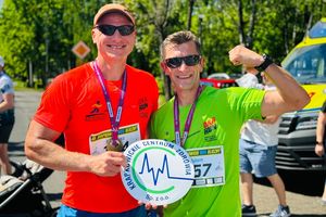 Uczestnicy biegu z medalami.