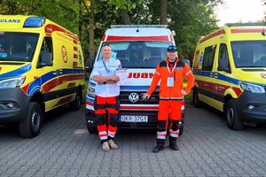 Zespół medyczny przed ambulansami.