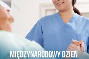 Pielęgniarka wspierająca pacjenta.