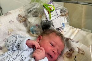 Noworodek na tle prezentu.