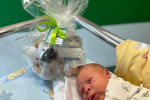 Noworodek obok prezentu.