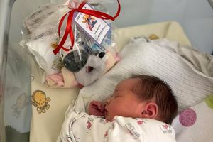 Noworodek w łóżeczku.