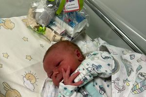 Noworodek na łóżku szpitalnym.