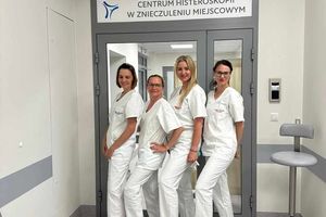 Zespół medyczny w białych fartuchach.