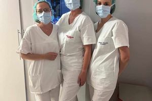 Zespół medyczny w maseczkach.