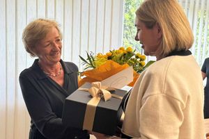 Wręczenie prezentu i kwiatów.