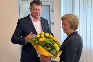 Mężczyzna wręczający bukiet kwiatów.