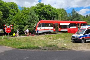 Wypadek kolejowy z karetką.