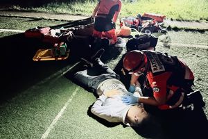 Ratownik medyczny udzielający pomocy.