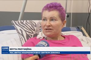 Pacjentka w łóżku szpitalnym.